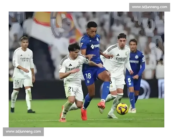 巴塞罗那与皇马经典对决回放 揭示两队激烈博弈与战术较量